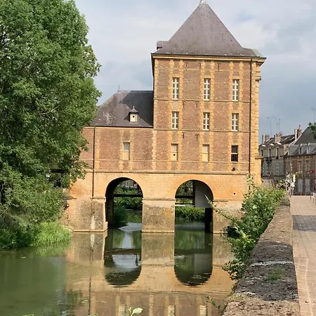 Charleville-mezieres: Belle Vue Place Ducale Apartament *