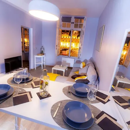 Charleville-mezieres: Belle Vue Place Ducale Apartament