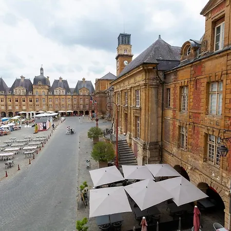 Charleville-mezieres: Belle Vue Place Ducale Apartament