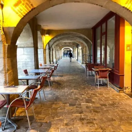 Charleville-mezieres: Belle Vue Place Ducale Apartment *